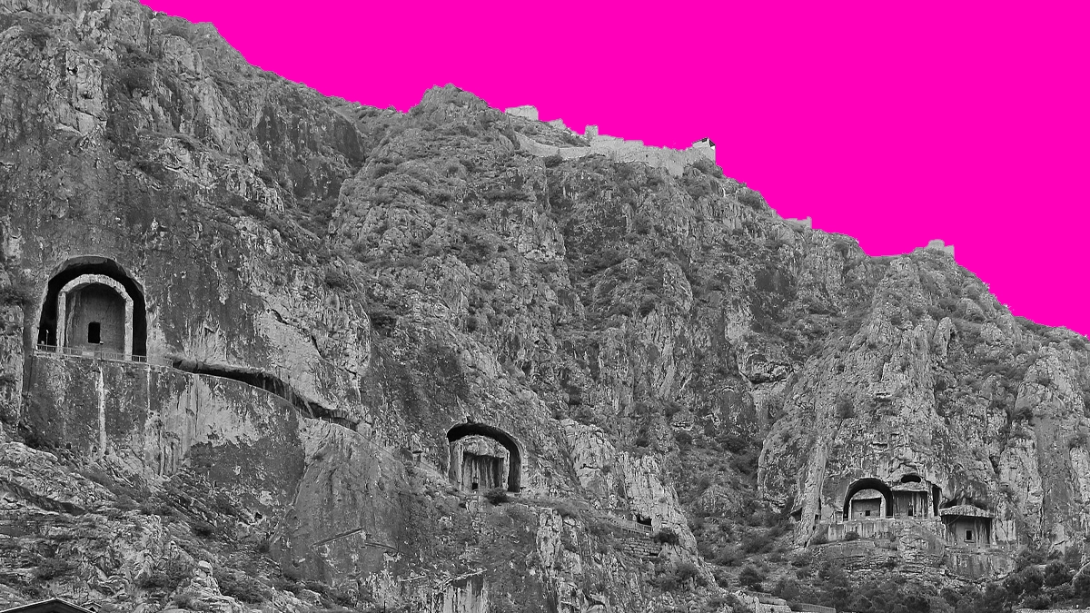 Mountain overlooking Amasya. Image: Ingeborg Simon (Wikipedia) / CoinWeek.